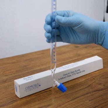 A Class AS 100ml borosilicate glass burette featuring a blue Schellbach stripe for easy meniscus reading and a high-precision PTFE needle valve for fine drop control.