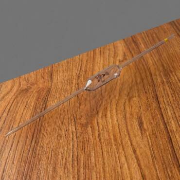 A Class A 100ml volumetric pipette made of clear borosilicate glass, featuring a single graduation mark and a unique serial number for laboratory traceability.