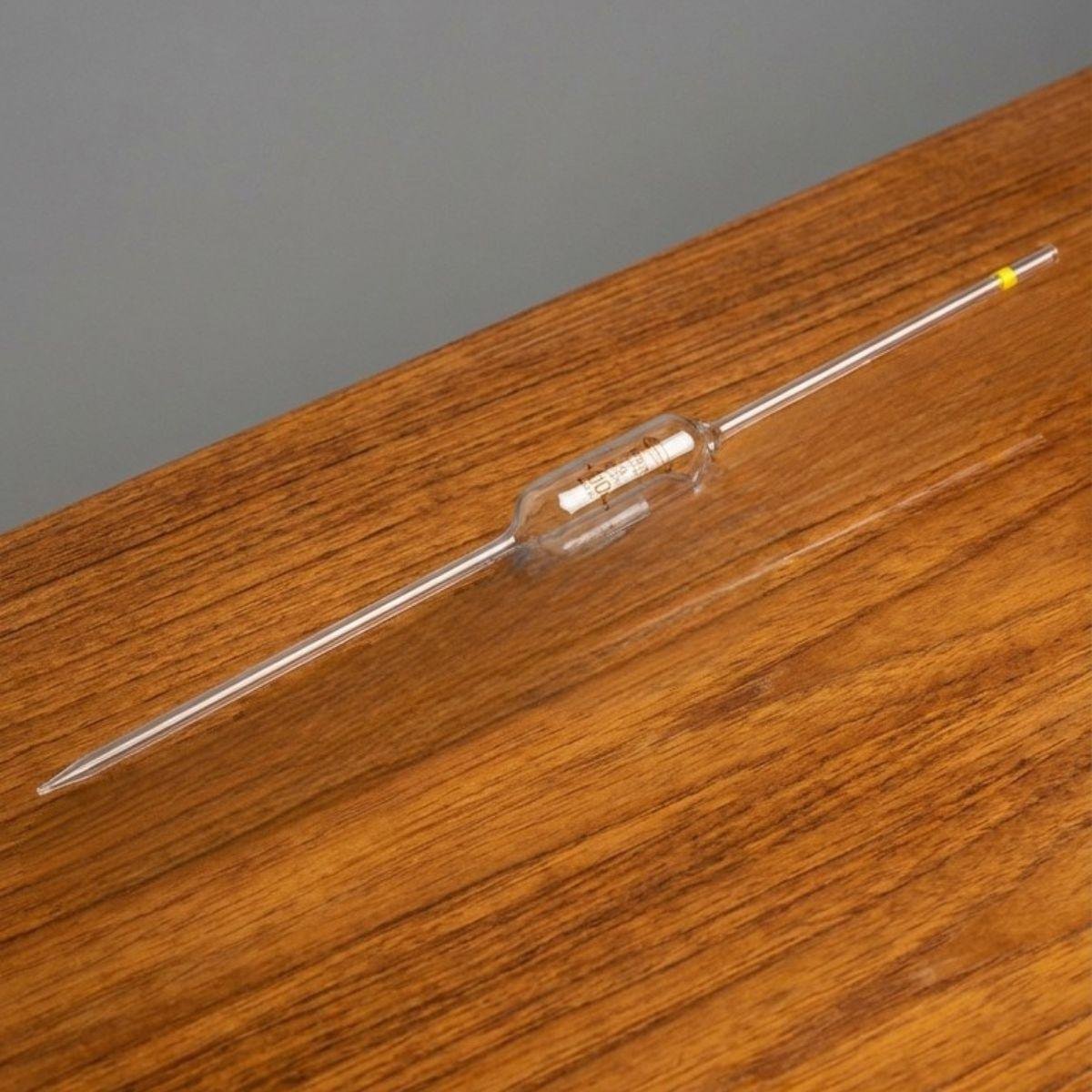 A 100ml Class B volumetric pipette made of clear borosilicate glass with a single graduation mark for precise liquid transfer in a laboratory setting.